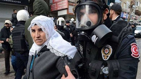 Li Diyarbekirêdi roja Têkoşîna Li Hember Tundiya Jinê de xwepêşandan